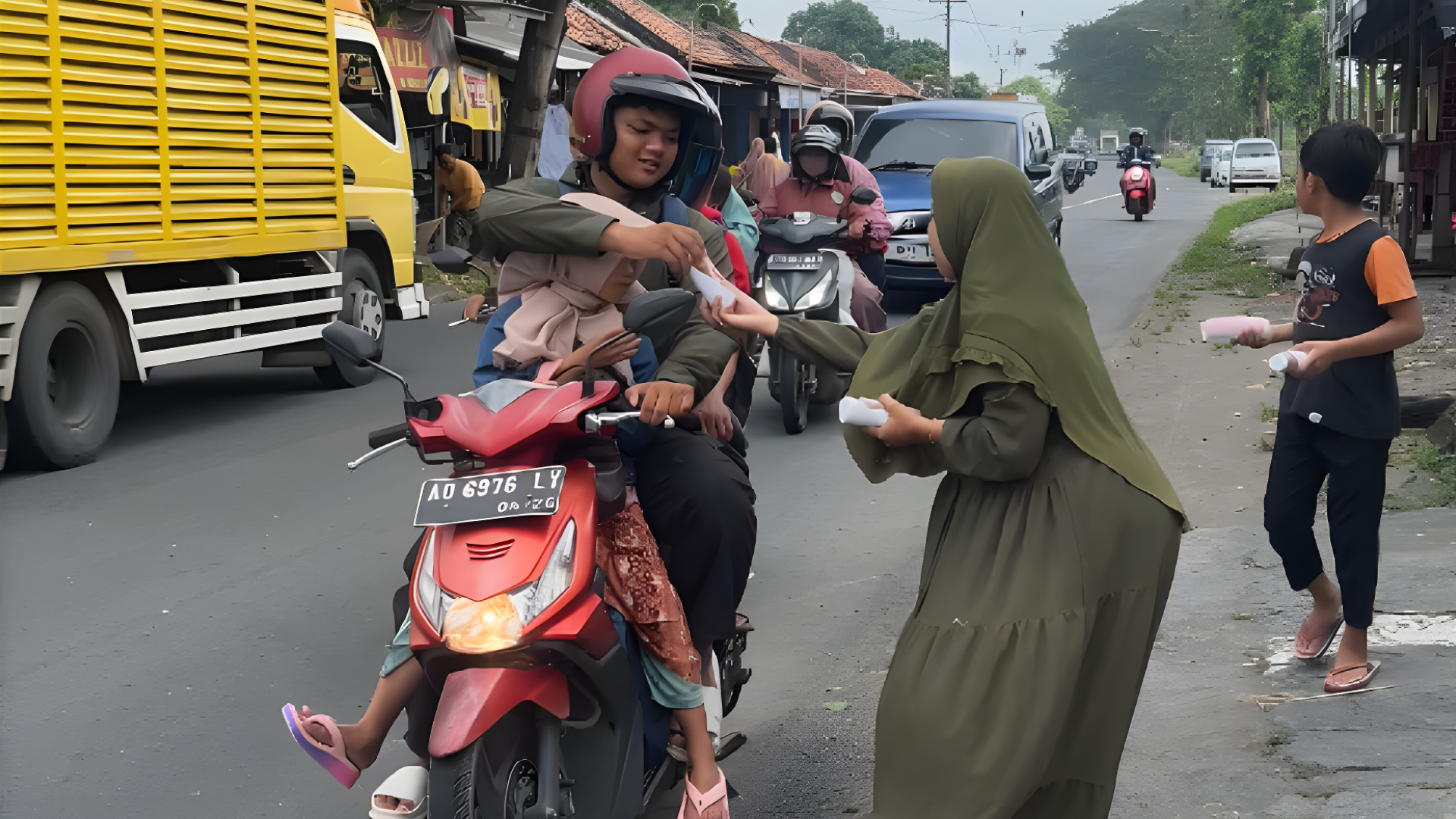 Emhacare Bagi-bagi Gomilk Gratis Untuk Pemudik di Depan Klinik Emhacare