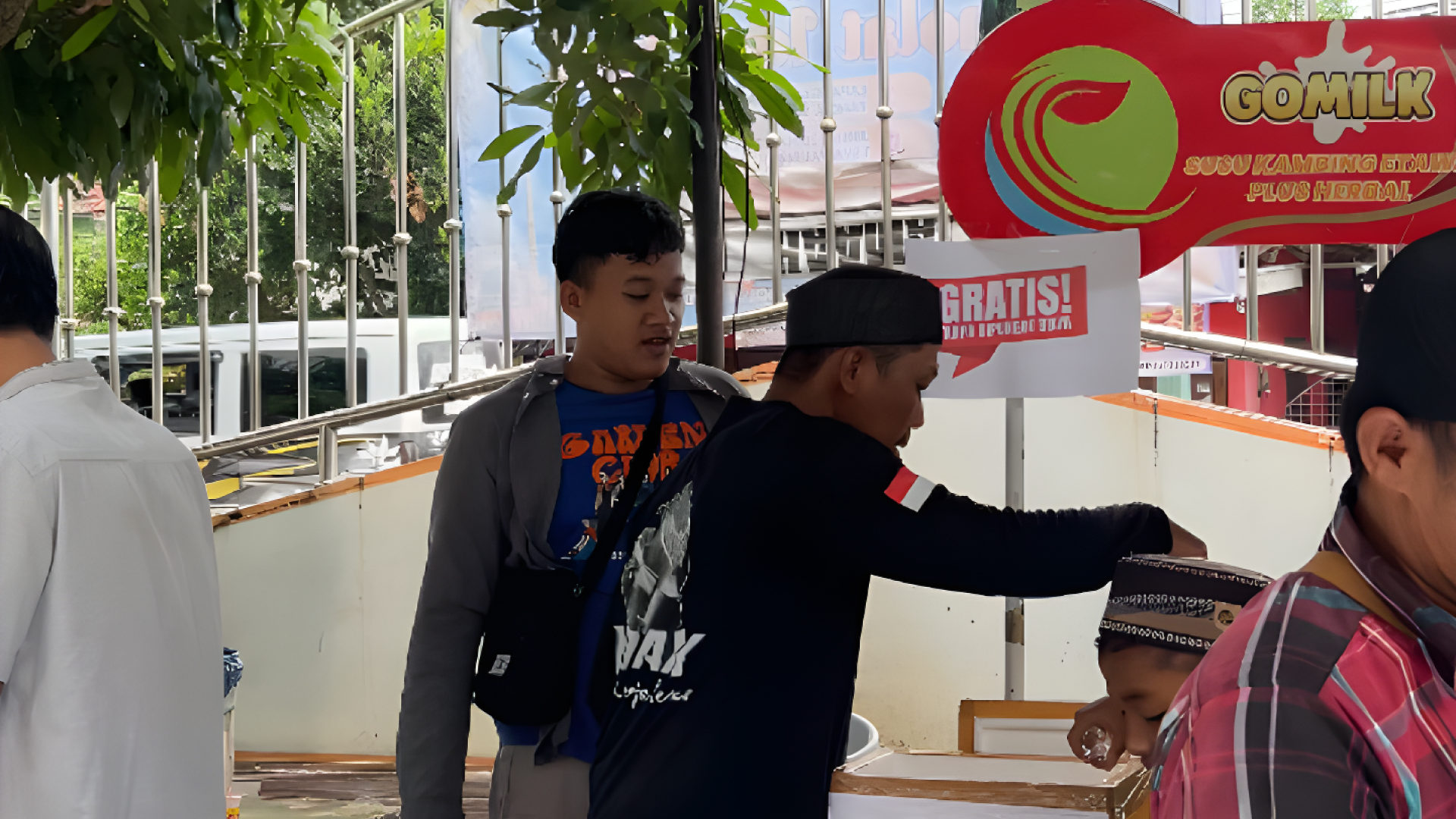 Emhacare Bagikan Gomilk Gratis untuk Jamaah dan Pemudik di Masjid At-Taqwa Gabugan