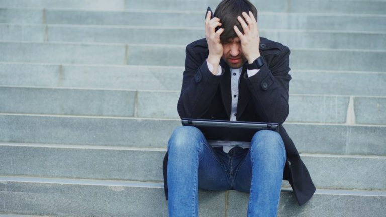 Burnout Digital: Kapan Notifikasi & Screen Time Jadi Beban Mental